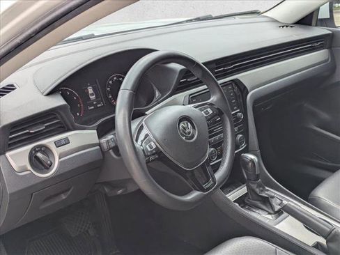 Used 2022 Volkswagen Passat 2.0T SE FWD image 11