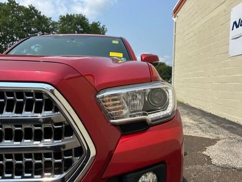 Used 2017 Toyota Tacoma TRD Off-Road w/ Premium & Technology Package AWD/4WD image 9