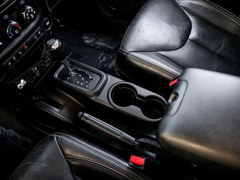 Used 2018 Jeep Wrangler Unlimited Sahara image 24