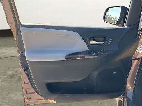 Used 2020 Toyota Sienna Limited Premium image 12
