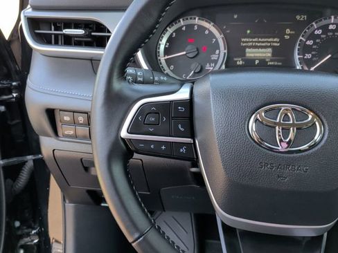 Certified 2025 Toyota Highlander XLE image 16