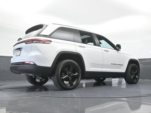 Used 2024 Jeep Grand Cherokee Altitude RWD image 58