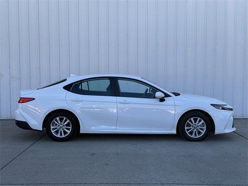 Used 2025 Toyota Camry SE image 3