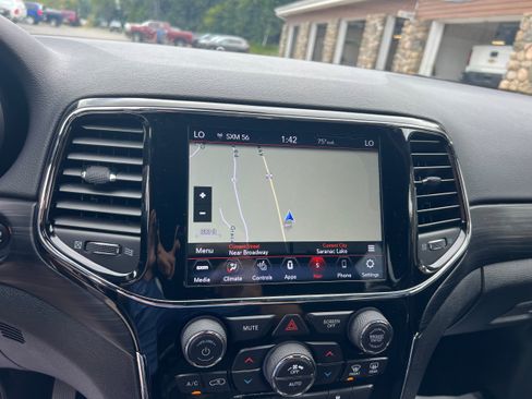 Used 2020 Jeep Grand Cherokee Altitude AWD/4WD image 17