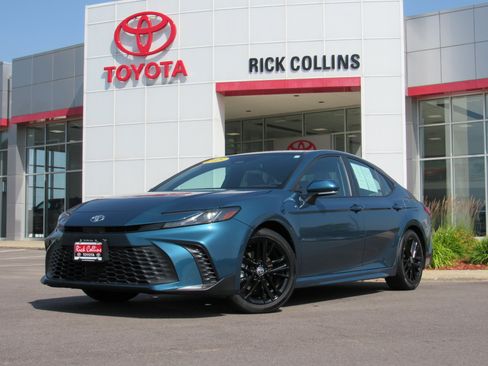 Used 2025 Toyota Camry SE FWD image 1