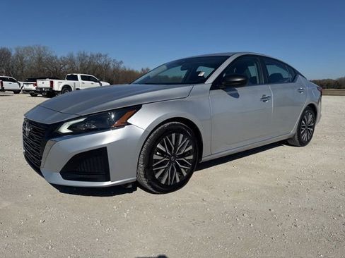 Used 2024 Nissan Altima 2.5 SV FWD image 1