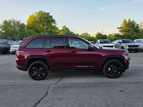 Used 2023 Jeep Grand Cherokee Limited w/ Luxury Tech Group II AWD/4WD image 9