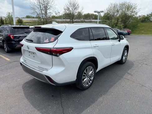 Used 2022 Toyota Highlander Platinum AWD/4WD image 3