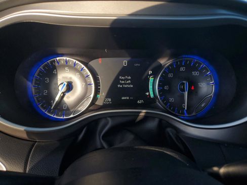 Used 2023 Chrysler Pacifica Touring-L image 27