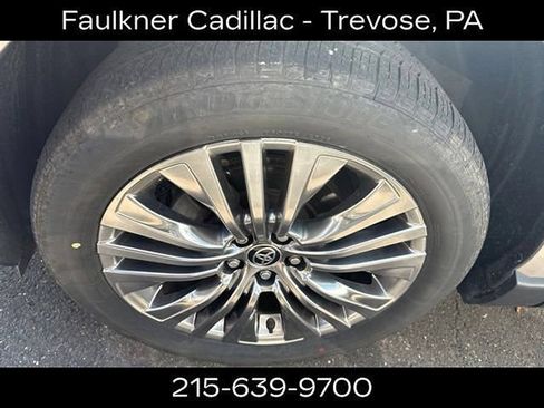Used 2024 Toyota Venza XLE AWD/4WD image 9