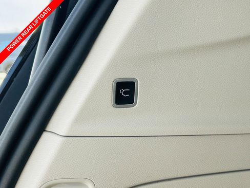 Used 2023 Chrysler Pacifica Touring-L image 11