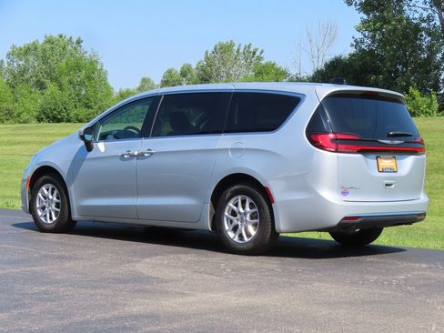 Used 2023 Chrysler Pacifica Touring-L image 28