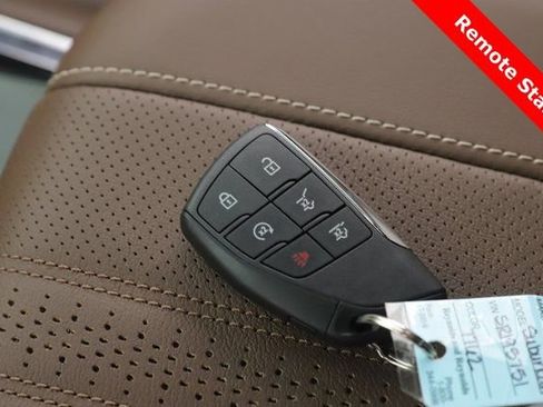 Used 2025 Chevrolet Suburban High Country image 3