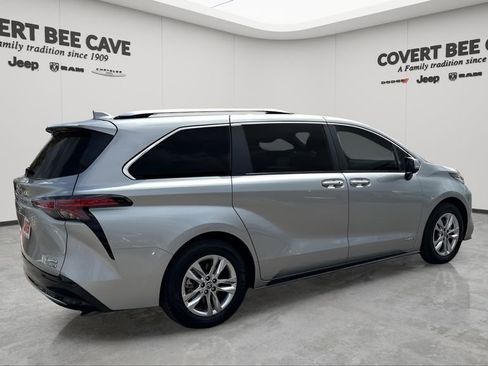 Used 2021 Toyota Sienna Limited image 10