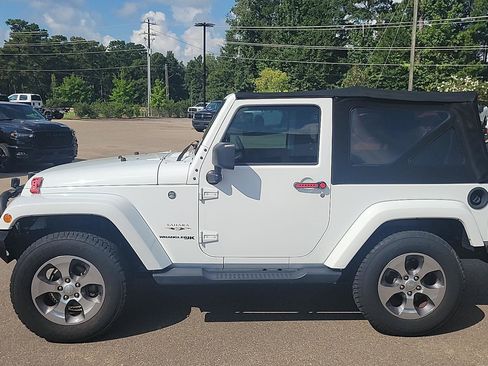 Used 2018 Jeep Wrangler Sahara w/ Connectivity Group AWD/4WD image 2