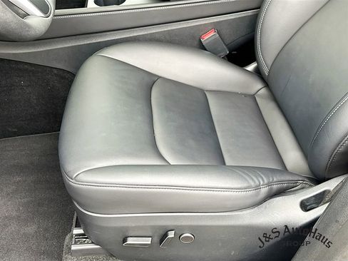 Used 2023 Tesla Model Y Performance image 23