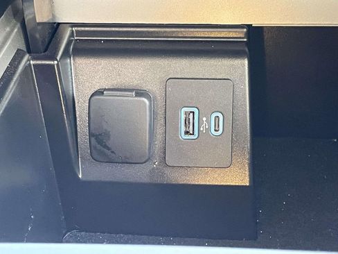 Used 2023 Ford Explorer XLT w/ Equipment Group 202A image 19