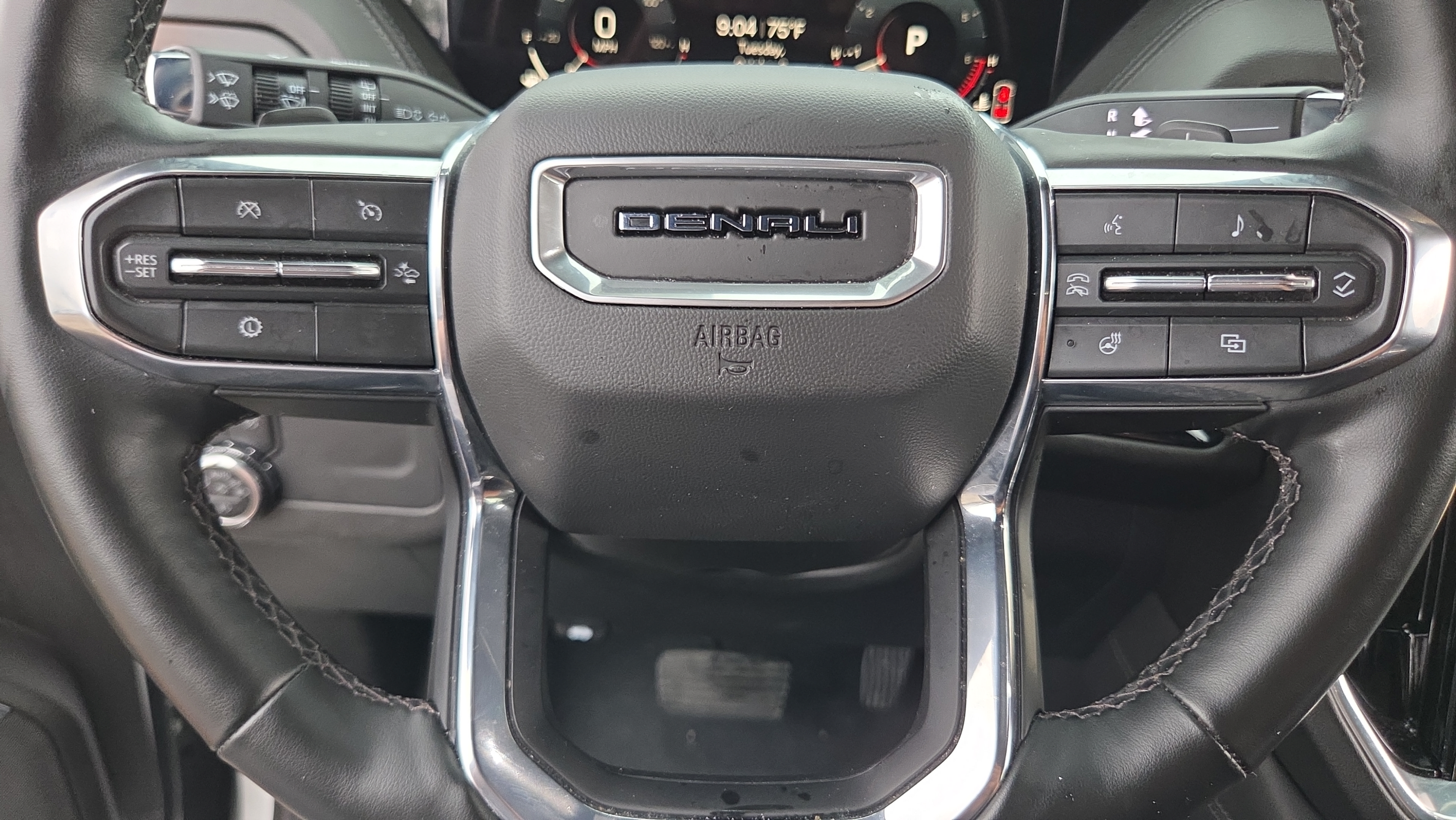 Used 2025 GMC Yukon XL Denali AWD/4WD image 26