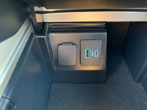 Used 2022 Ford Explorer XLT w/ Equipment Group 202A image 30