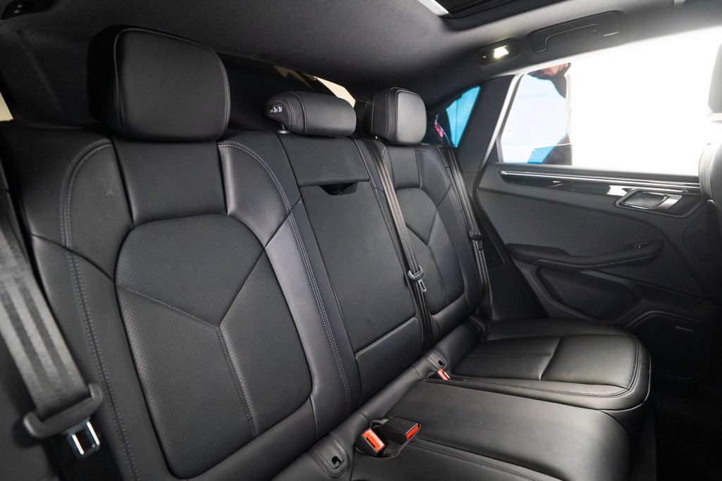 Certified 2025 Porsche Macan AWD/4WD image 38