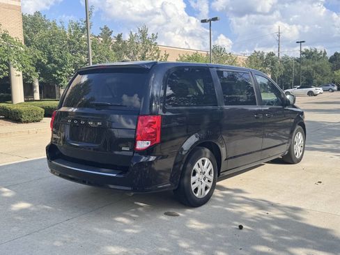 Used 2018 Dodge Grand Caravan SE w/ UConnect Hands-Free Group image 6
