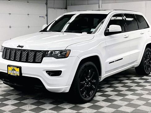 Used 2020 Jeep Grand Cherokee Altitude AWD/4WD image 12