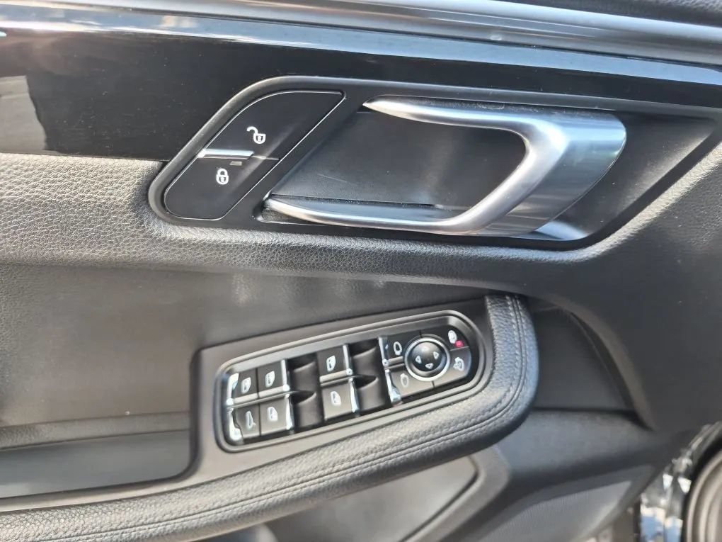 Used 2018 Porsche Macan Sport Edition AWD/4WD image 10