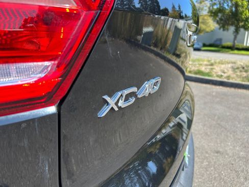 Used 2023 Volvo XC40 B5 Plus image 32