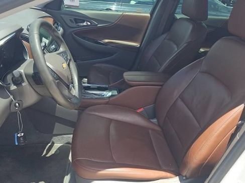 Used 2016 Chevrolet Malibu LT w/ Leather Package FWD image 4
