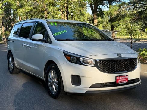 Used 2017 Kia Sedona LX w/ LX Essentials Premium Package FWD image 3