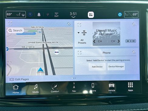 Used 2023 Chrysler Pacifica Limited w/ Uconnect Theater Family Group image 16