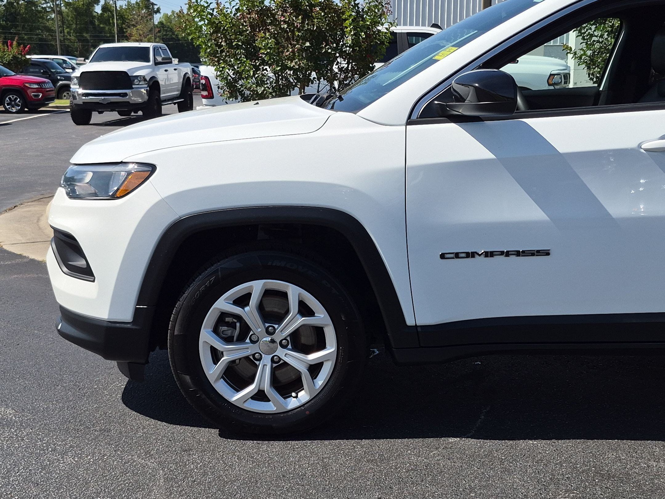 Used 2024 Jeep Compass Latitude AWD/4WD image 9