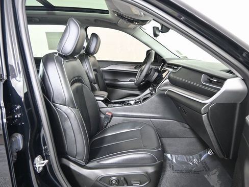 Used 2023 Jeep Grand Cherokee Limited w/ Black Appearance Package image 13