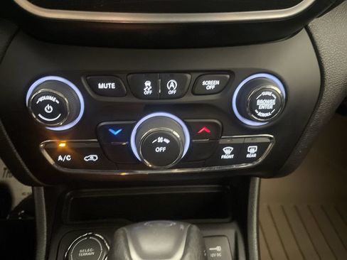 Used 2019 Jeep Cherokee Latitude w/ Popular Appearance Group AWD/4WD image 10