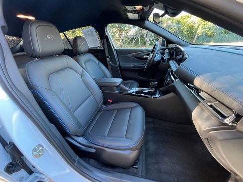 Used 2025 Buick Envista Sport Touring image 34