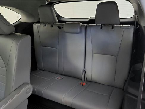 Certified 2024 Toyota Highlander XLE image 34
