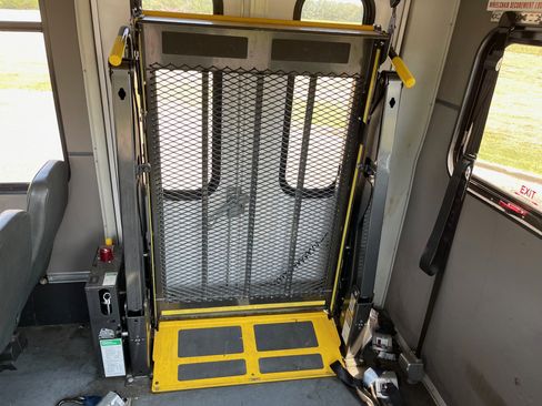 Used 2016 Ford F550 2WD Regular Cab Super Duty image 13