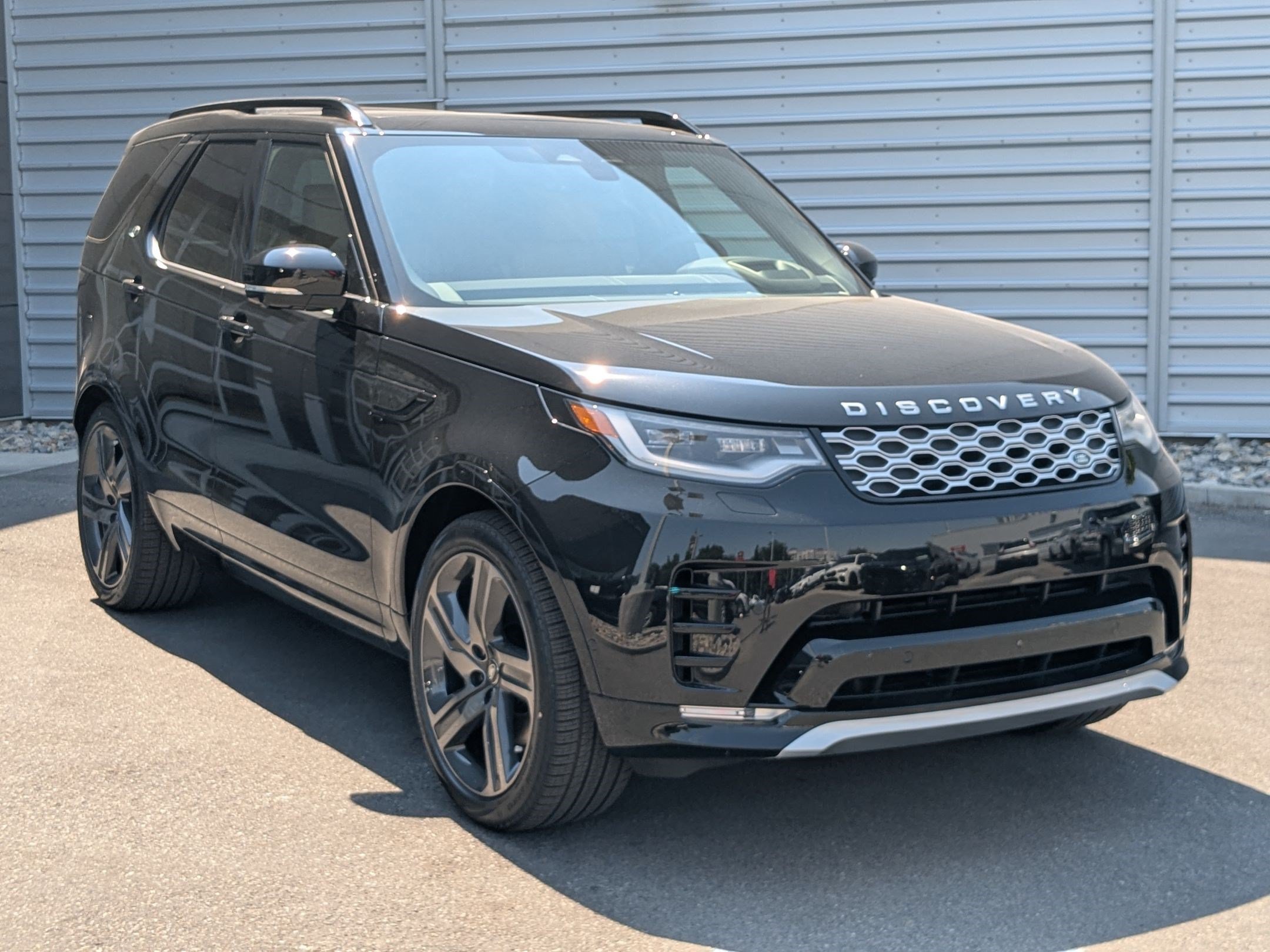 New 2026 Land Rover Discovery Limited Edition AWD/4WD image 3