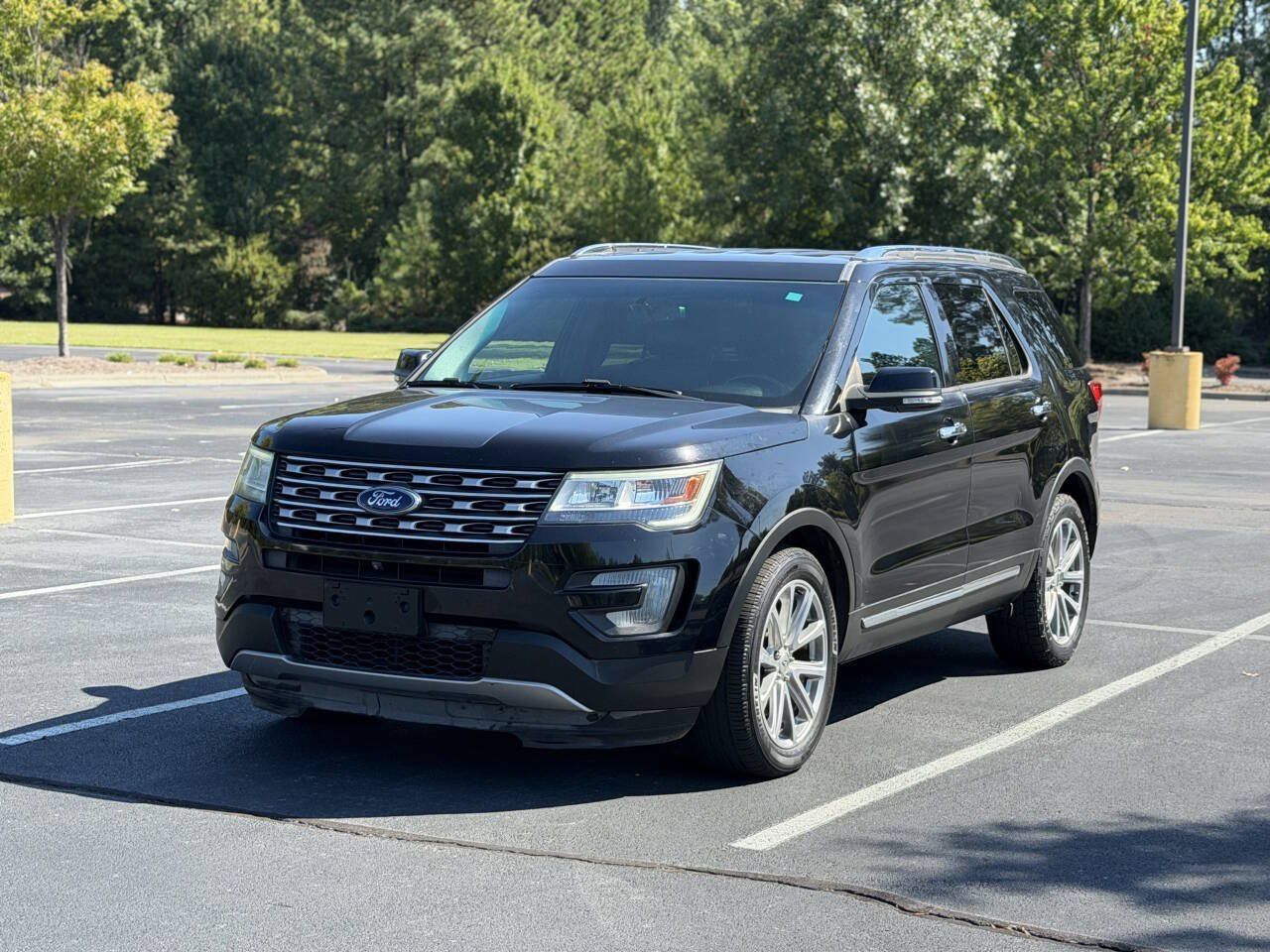 Used 2017 Ford Explorer Limited FWD image 3