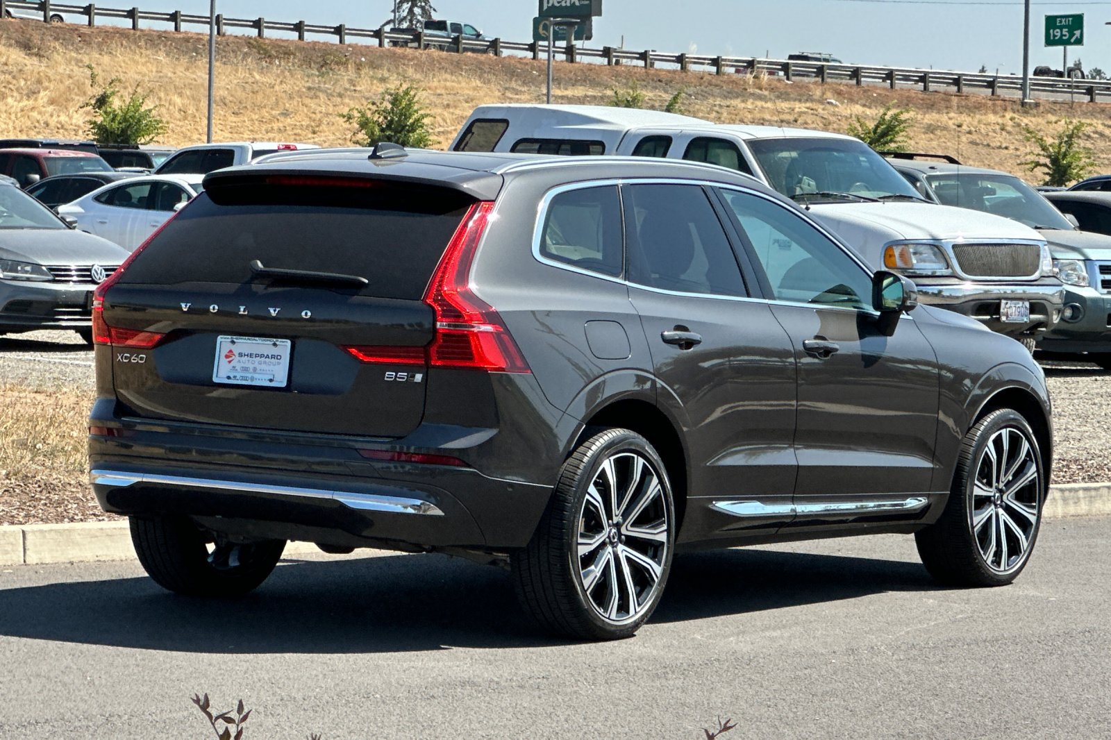 Used 2023 Volvo XC60 B5 Ultimate w/ Protection Package Premier AWD/4WD image 3