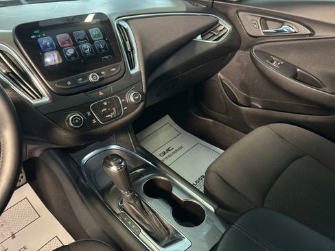 Used 2017 Chevrolet Malibu LT image 17