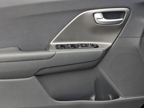 Used 2022 Kia Niro LX image 12