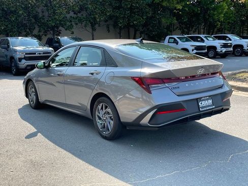 Used 2024 Hyundai Elantra SEL FWD image 5