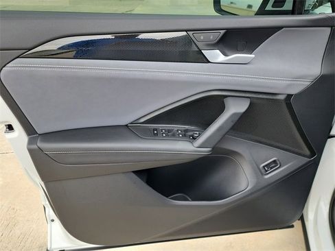 New 2025 Volkswagen Tiguan SE image 10