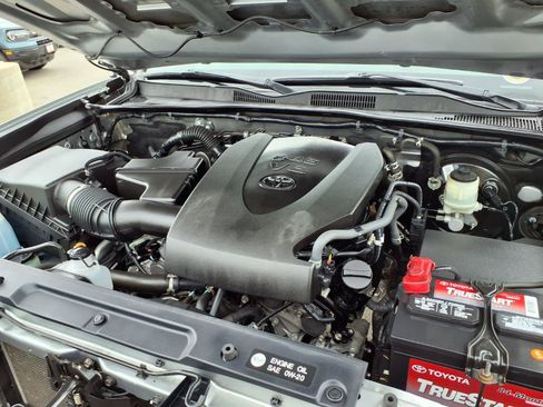 Used 2018 Toyota Tacoma TRD Sport RWD image 9
