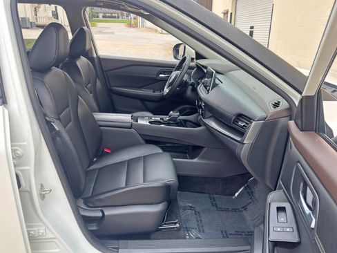Used 2023 Nissan Rogue SV w/ SV Premium B Package FWD image 15