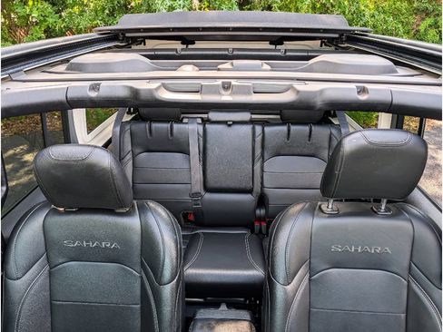Used 2023 Jeep Wrangler Unlimited Sahara w/ Cold Weather Group AWD/4WD image 11
