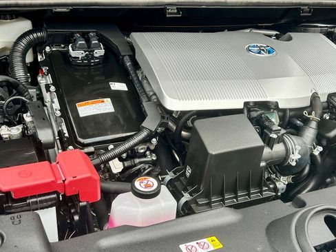 Certified 2022 Toyota Prius LE AWD/4WD image 25