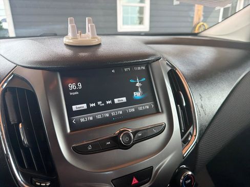 Used 2017 Chevrolet Cruze LT FWD image 22