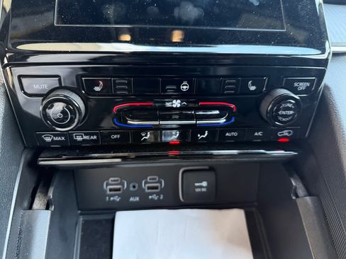 Used 2024 Jeep Grand Cherokee Altitude AWD/4WD image 17
